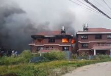 Gruaja e kryeministrit digjet e gjallë pasi protestuesit i vunë flakën shtëpisë – VIDEO Gruaja e kryeministrit digjet e gjallë pasi protestuesit i vunë flakën shtëpisë