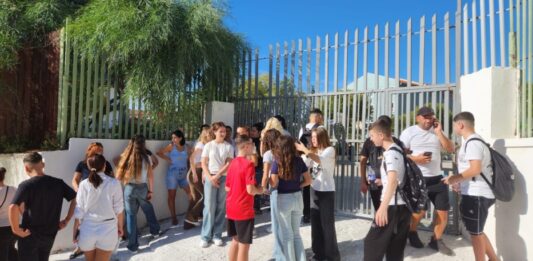 Prindër dhe nxënës protestë në Shkollën “Adem Sheme” në Sarandë, JO klasave me 38 nxënës.