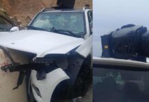 Aksident i rëndë në dalje të tunelit të Skërficës në rrugën Kardhiq-Delvinë Aksident i rëndë në dalje të tunelit të Skërficës në rrugën Kardhiq-Delvinë Një aksident i rëndë ka ndodhur sot në dalje të tunelit të Skërficës, në aksin rrugor Kardhiq–Delvinë. Një automjet është përplasur me bordurën e betonit. Si pasojë e përplasjes, dy persona kanë mbetur të lënduar. Ambulanca ka mbërritur menjëherë në vendngjarje dhe ka transportuar të plagosurit drejt spitalit për ndihmë mjekësore. Policia ndodhet në vendin e ngjarjes dhe ka nisur hetimet për të zbardhur shkaqet e aksidentit. Ende nuk dihen rrethanat që çuan në humbjen e kontrollit të mjetit.