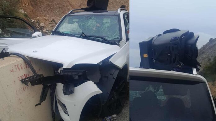 Aksident i rëndë në dalje të tunelit të Skërficës në rrugën Kardhiq Delvinë Aksident i rëndë në dalje të tunelit të Skërficës në rrugën Kardhiq-Delvinë Një aksident i rëndë ka ndodhur sot në dalje të tunelit të Skërficës, në aksin rrugor Kardhiq–Delvinë. Një automjet është përplasur me bordurën e betonit. Si pasojë e përplasjes, dy persona kanë mbetur të lënduar. Ambulanca ka mbërritur menjëherë në vendngjarje dhe ka transportuar të plagosurit drejt spitalit për ndihmë mjekësore. Policia ndodhet në vendin e ngjarjes dhe ka nisur hetimet për të zbardhur shkaqet e aksidentit. Ende nuk dihen rrethanat që çuan në humbjen e kontrollit të mjetit.