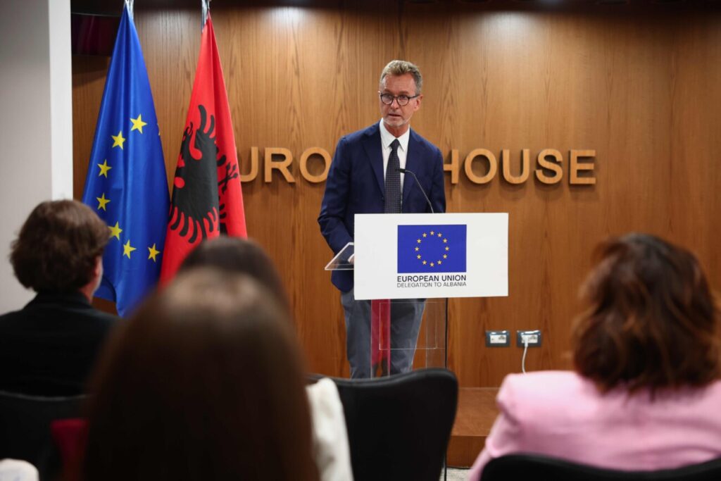 Ambasadori i BE-së në Shqipëri, Silvio Gonzato, gjatë fjalës së tij. Foto: Delegacioni i Bashkimit Evropian në Shqipëri