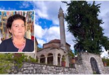 Gruaja që ruan traditën e qendisjes dhe sjell shijen tradicionale për turistët në Delvinë Gruaja që ruan traditën e qendisjes dhe sjell shijen tradicionale për turistët në Delvinë