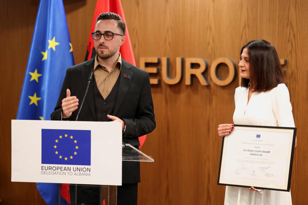 Drejtuesi i Medias Amfora, Geri Emiri dhe gazetarja Erjola Azizolli. Foto: Delegacioni i Bashkimit Evropian në Shqipëri