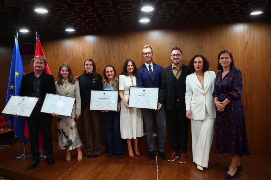 Gazetarët fitues të çmimeve dhe juria. Foto: Delegacioni i Bashkimit Evropian në Shqipëri