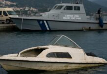 Igumenicë: Varka shqiptare gjysmë e fundosur zbulohet e mbushur me drogë Igumenicë Varka shqiptare gjysmë e fundosur zbulohet e mbushur me drogë