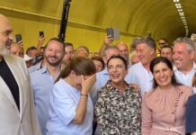 Grupi polifonik këngë për Belinda Balluku, Damian Gjiknuri dhe Edi Rama – VIDEO Një ngjarje e pazakontë u zhvillua në Skërficë, ku gjatë ceremonisë për përfundimin e Tunelit të Skërficës – pjesë e rrugës Kardhiq–Delvinë – grupi polifonik “Zëri i Bilbilit” interpretoi një këngë dedikuar Belinda Ballukut, Edi Ramës dhe Damian Gjiknurit. Këngë për Belinda Balluku, Damian Gjiknuri dhe Edi Rama në inaugurimin e Tunelit të Skërficës