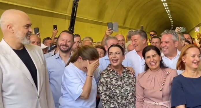 Këngë për Belinda Balluku Damian Gjiknuri dhe Edi Rama në inaugurimin e Tunelit të Skërficës Një ngjarje e pazakontë u zhvillua në Skërficë, ku gjatë ceremonisë për përfundimin e Tunelit të Skërficës – pjesë e rrugës Kardhiq–Delvinë – grupi polifonik “Zëri i Bilbilit” interpretoi një këngë dedikuar Belinda Ballukut, Edi Ramës dhe Damian Gjiknurit. Këngë për Belinda Balluku, Damian Gjiknuri dhe Edi Rama në inaugurimin e Tunelit të Skërficës