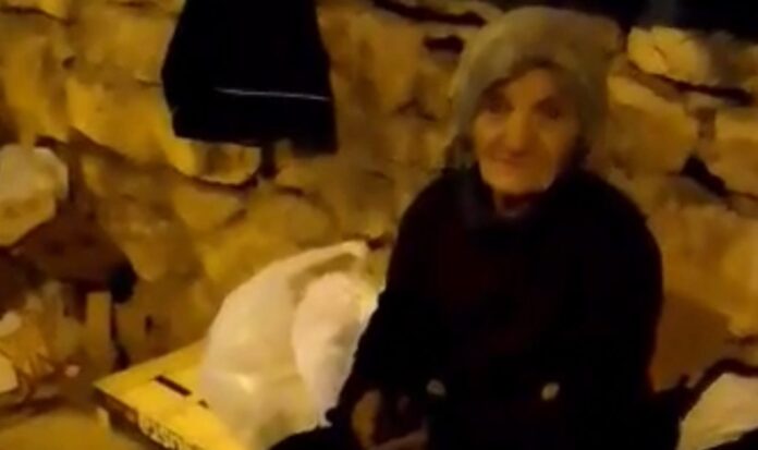 Mes shiut dhe të ftohtit, pa strehë: Apel urgjent për një grua të moshuar në Sarandë Përshëndetje Saranda Web Tek rruga përballë marketit Spar, pranë Stadiumit në Sarandë, jeton prej muajsh një grua e moshuar. Ajo ka kaluar gjithë verën duke fjetur mbi kartona të shtruar në trotuar, dhe tani, mes shiut e të ftohtit, vazhdon të qëndrojë aty, krejt e pambrojtur.