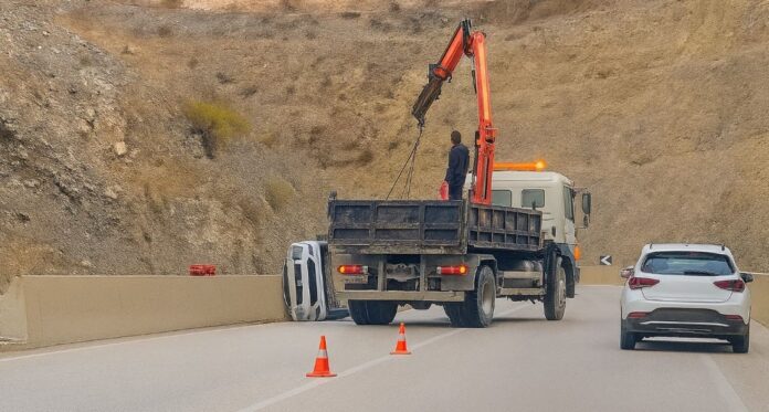aksident te kthesa e senicës në rrugën kardhiq delvinë Një aksident është regjistruar në orët e para të mëngjesit të sotëm në rrugën Kardhiq–Delvinë, në afërsi të kthesës së Senicës.