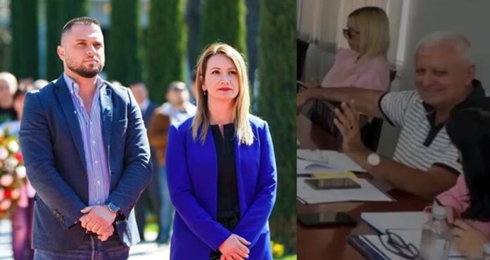 saranda pa opozitë Saranda pa opozitë: fillimi i heshtur i fundit të demokracisë në Sarandë Manjola Nikollo, ish-kryetare e degës së Partisë Demokratike në Sarandë, ka pranuar propozimin e bërë disa muaj më parë nga kryetari i Bashkisë, Oltion Çaçi, për të marrë postin e nënkryetares së Bashkisë Sarandë.