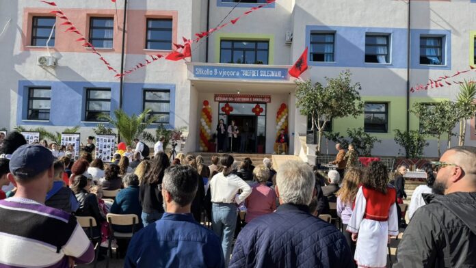 shkolla 9 vjeçare shefqet sulejmani Shefqet Sulejmani (1918–1943), lindur në Filat të Çamërisë, u vendos me familjen e tij në fshatin Gjashtë të Sarandës, ku u rrit me ndjenja të forta atdhetarie. Ai ishte ndër bijtë më të përkushtuar të lëvizjes antifashiste, duke u dalluar për guxim, vendosmëri dhe dashuri për lirinë.