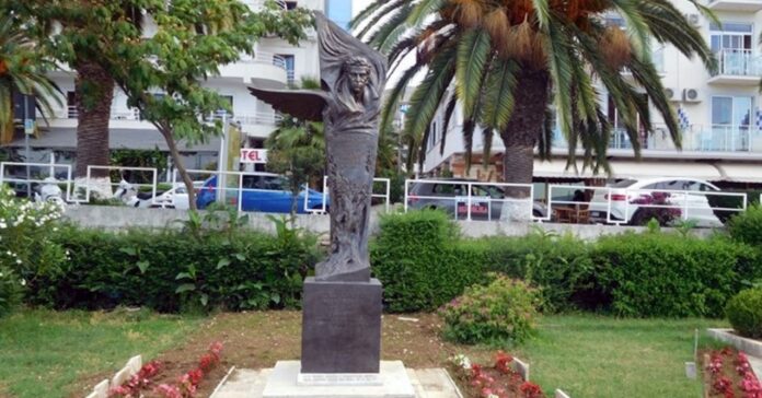 BILAL XHAFERI Bilal Xhaferi – 90 vjet nga lindja e Nderit të Kombit dhe poetit të Çamërisë Më 2 nëntor 1935, në fshatin Ninat të Konispolit, lindi poeti dhe shkrimtari çam Bilal Xhaferi – një nga zërat më të fuqishëm të letërsisë shqiptare, që i dha shpirt kauzës së Çamërisë dhe e ngriti dhimbjen në art.