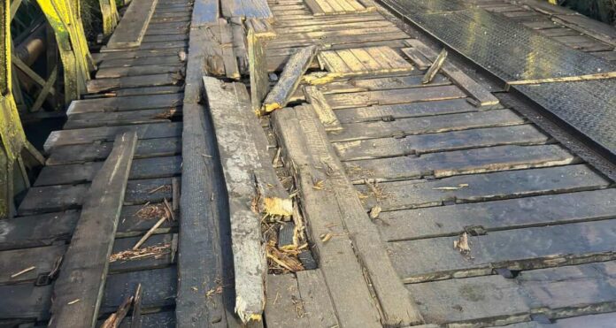 Banorët e Metoqit “Ju lutemi, na ndihmoni! Ura po shkatërrohet përsëri”