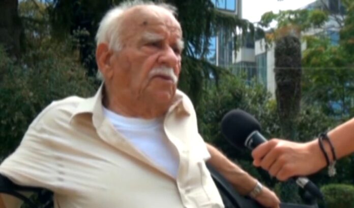 Në moshën 98-vjeçare u shua Piro Mosi, një nga figurat më të dashura e më të ndritura të Sarandës. I lindur në Shkodër, ai e gjeti frymëzimin e tij në dritë dhe për gati një shekull i dha kujtesë vizuale qytetit tonë. Me aparatin në dorë, ai nuk fotografonte pamje — por njerëz, ndjenja dhe kohë që nuk kthehen më.