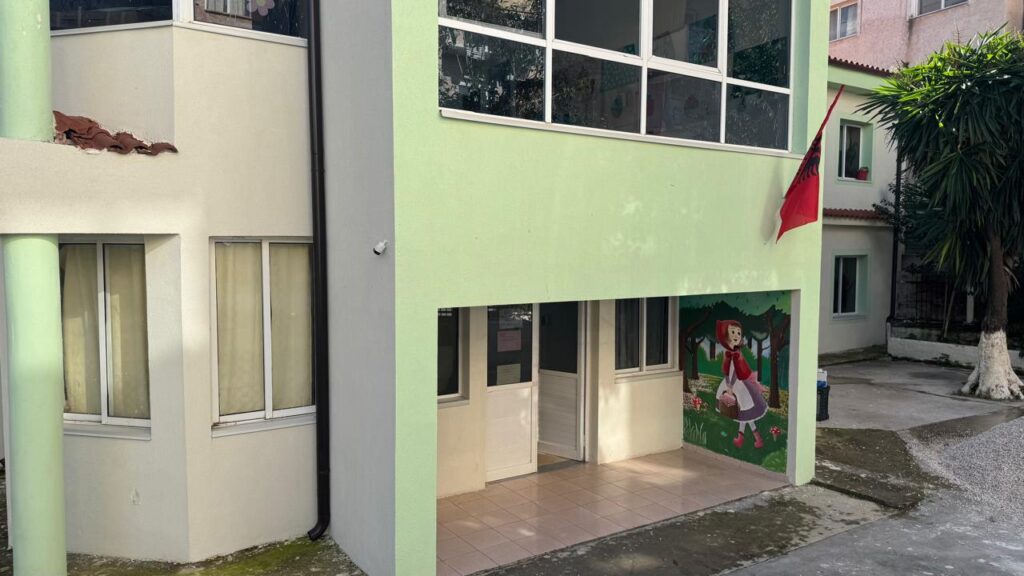 Prindër të fëmijëve në kopshte dhe shkolla të alarmuar Në Sarandë ka rënë morri