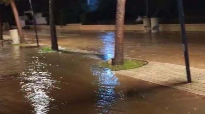 Saranda përmbytet sërish Ujërat e zeza dhe të bardha pushtojnë shëtitoren pas vetëm 15 minutash shi