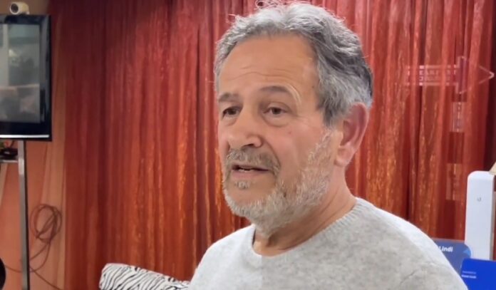 Në prag të botimit të veprës së tij më të re, artisti i njohur sarandjot Vangjel Agora sjell para publikut librin “Atje ku shkëndija e artit skenik bëri streh”, një homazh i fuqishëm për historinë e artit skenik në Sarandë dhe sidomos për veprimtarinë e gjimnazit të njohur “Hasan Tahsini”