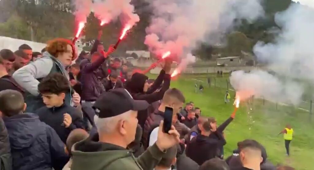 Nesër drejtpërdrejt nëpërmjet Saranda Web derbi i madh Delvina – Butrinti Të dielën, më 30 nëntor, ora 13:00, vjen derbi i madh Delvina–Butrinti, një ndeshje që gjithmonë ndizet nga rivaliteti i fortë dhe atmosfera elektrizuese mes dy skuadrave më të dashura të jugut.
