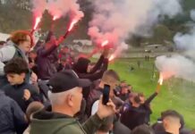 Delvina – Partizanit B një sfidë vendimtare. Tifozeria delvinjote: Ejani të gjithë në stadium Nesër drejtpërdrejt nëpërmjet Saranda Web derbi i madh Delvina – Butrinti Të dielën, më 30 nëntor, ora 13:00, vjen derbi i madh Delvina–Butrinti, një ndeshje që gjithmonë ndizet nga rivaliteti i fortë dhe atmosfera elektrizuese mes dy skuadrave më të dashura të jugut.