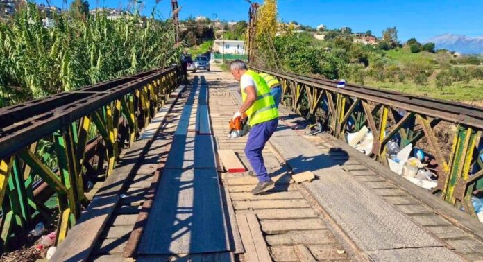 Pas publikimit në Saranda Web të ankesës së banorëve të Metoqit për dëmtimin e urës dhe rrezikun serioz që paraqiste për kalimtarët, institucionet reaguan menjëherë.