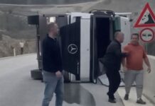 Aksident i rëndë pranë tunelit të Skërficës, përmbyset një maune Aksident i rëndë pranë tunelit të Skërficës, përmbyset një maune