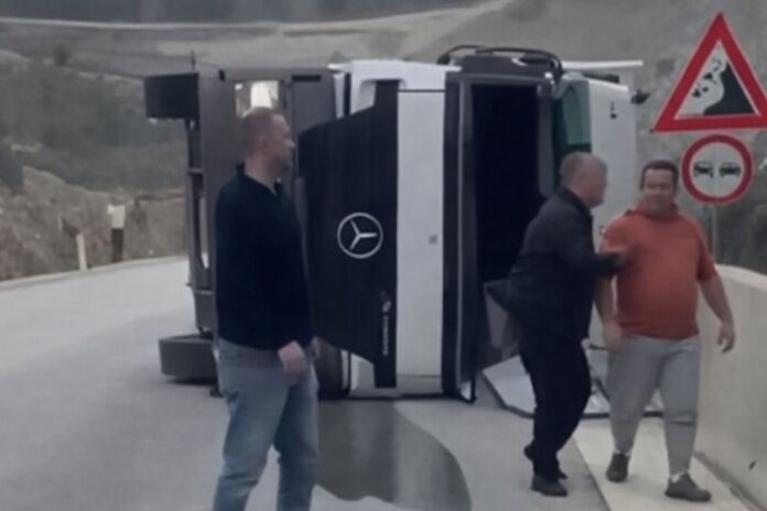 9c150a3c-5175-4585-87ab-3fe8808a020b Aksident i rëndë pranë tunelit të Skërficës, përmbyset një maune