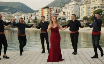 Behije Dida โ Moj kutia flori larรซ | Kรซngรซtarja sarandjote sjell kรซngรซn e saj mรซ tรซ re