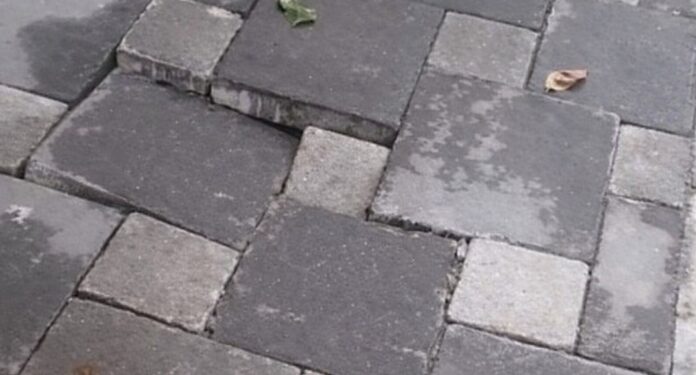 Qytetari apelon nëpërmjet Saranda Web: Bashkia të mos i marrë në dorëzim këto punime Një qytetar i është drejtuar Saranda Web për të denoncuar me video cilësinë e dobët të punimeve të kryera në një trotuar në qytetin e Sarandës, duke ngritur shqetësime serioze për sigurinë e kalimtarëve.