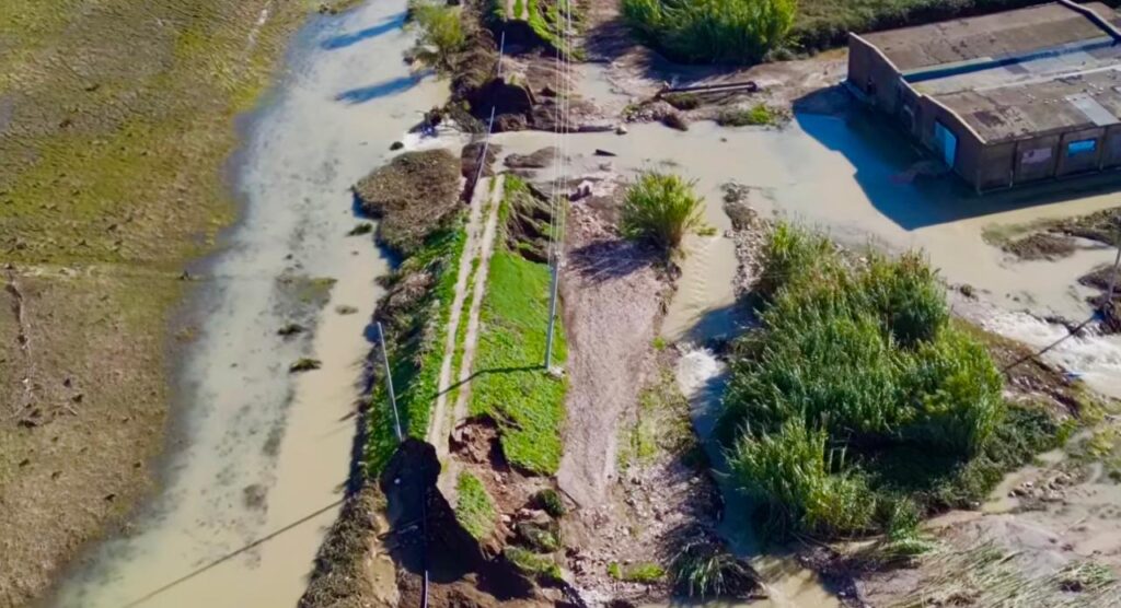 Berdeneshi pa ujë prej përmbytjeve tubacioni kryesor i dëmtuar nga punimet në argjinaturë. 400 familje në alarm, kërkojnë ndërhyrje urgjente nga bashkia Sarandë.