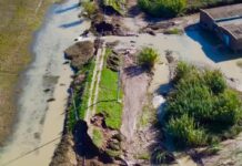 Berdeneshi pa ujë prej përmbytjeve: tubacioni kryesor i dëmtuar nga punimet në argjinaturë Berdeneshi pa ujë prej përmbytjeve tubacioni kryesor i dëmtuar nga punimet në argjinaturë. 400 familje në alarm, kërkojnë ndërhyrje urgjente nga bashkia Sarandë.