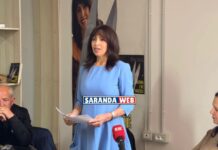 Eva Caca provonon në Sarandë librin “Anotomia e një vra’sëseje” – VIDEO Eva Caca provonon në Sarandë librin "Anotomia e një vra'sëseje" Sot në Sarandë u zhvillua promovimi i romanit intriguese “Anatomia e një vra’sëseje”, një vepër e autorës shqiptare Eva Caca që ka tërhequr vëmendjen e lexuesve dhe kritikëve për tematikën e saj të fortë dhe stilin narrativ unik.