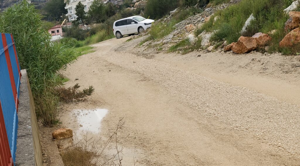 Reagim i menjëhershëm pas denoncimit në Saranda Web: Rruga te kopshti mbushet me inerte për ta bërë të kalueshme