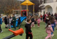 Konispol – Inaugurohet këndi i ri i lojërave, investim i Raiffeisen Invest në bashkëpunim me Bashkinë – VIDEO Konispol – Inaugurohet këndi i ri i lojërave, investim i Raiffeisen Invest në bashkëpunim me Bashkinë Konispol