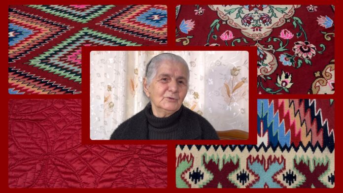 Mumushe Ibrahimi, 85-vjeçarja nga Saranda vijon ende të qepë jorganë e të thurë qilima Historia e Mumushe Ibrahimit është historia e qindra grave shqiptare që, përmes punës së palodhur dhe duarve të arta, mbajtën gjallë traditën, familjen dhe dinjitetin në kohë të vështira. Edhe pse në prag të 85 viteve, Mumushja vazhdon të punojë me të njëjtin përkushtim si dekada më parë, duke qepur jorganë, duke punuar sixhade dhe qëndisje tradicionale, një art që e ka shoqëruar gjatë gjithë jetës.