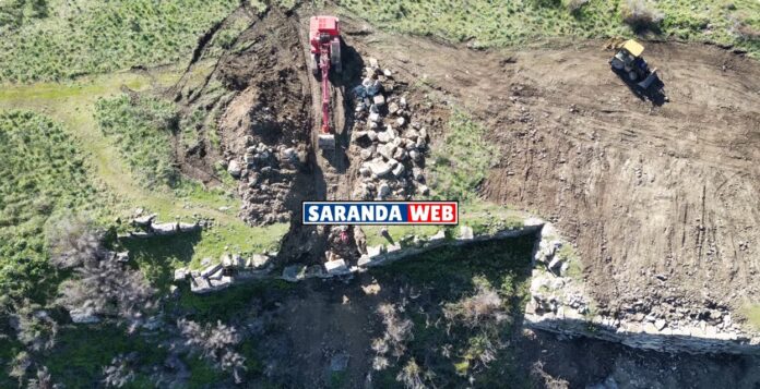 Ministria e Turizmit reagon për ekskavatorët në Finiq Ministria e Turizmit, Kulturës dhe Sportit ka reaguar pas informacioneve të qarkulluara në media dhe rrjete sociale për praninë e personave të panjohur që dyshohej se po kryenin gërmime të paligjshme në Parkun Arkeologjik të Finiqit. Sipas institucionit, këto lajme nuk janë të vërteta dhe përbëjnë “keqinformim mbi një proces tërësisht të ligjshëm restaurimi dhe konsolidimi”