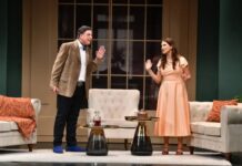 “PRINCESHA E SARANDËS”, një komedi që qesh me iluzionet e shoqërisë moderne Titulli “Princesha e Sarandës” është një zgjedhje ironike dhe simbolike. Ai vendos përballë një titull aristokratik një qytet real dhe bashkëkohor si Saranda, duke krijuar një kontrast që qëndron në zemër të humorit të veprës