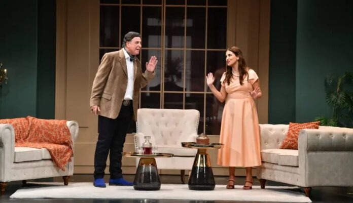 Titulli “Princesha e Sarandës” është një zgjedhje ironike dhe simbolike. Ai vendos përballë një titull aristokratik një qytet real dhe bashkëkohor si Saranda, duke krijuar një kontrast që qëndron në zemër të humorit të veprës