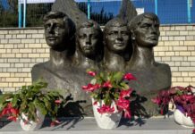 Përkujtohet 35-vjetori i vrasjes në kufi të 4 të rinjve nga Aliko – VIDEO Përkujtohet 35-vjetori i vrasjes në kufi të katër të rinjve nga Aliko. Në ceremoni morën pjesë qytetarë, familjarë të viktimave, përfaqësues institucionesh dhe personalitete publike, të cilët nderuan kujtimin e Thimjo Masho, Thanas Koçi, Ajdhon Rafti dhe Vangjel Mitro.