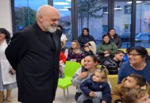 Rama: shërbimi shëndetësor do modernizohet, do të futet inteligjenca artificiale në trajtimin e pacientëve Rama: shërbimi shëndetësor do modernizohet, do të futet inteligjenca artificiale në trajtimin e pacientëve Kryeministri Edi Rama, i shoqëruar nga ministrja e Shëndetësisë dhe Mirëqenies Sociale Evis Sala, zhvilloi një vizitë në Qendra Spitalore Universitare Nënë Tereza në Tiranë, ku u takua me mjekë, infermierë dhe pacientë.