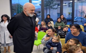 Rama: shรซrbimi shรซndetรซsor do modernizohet, do tรซ futet inteligjenca artificiale nรซ trajtimin e pacientรซve Rama: shรซrbimi shรซndetรซsor do modernizohet, do tรซ futet inteligjenca artificiale nรซ trajtimin e pacientรซve Kryeministri Edi Rama, i shoqรซruar nga ministrja e Shรซndetรซsisรซ dhe Mirรซqenies Sociale Evis Sala, zhvilloi njรซ vizitรซ nรซ Qendra Spitalore Universitare Nรซnรซ Tereza nรซ Tiranรซ, ku u takua me mjekรซ, infermierรซ dhe pacientรซ.