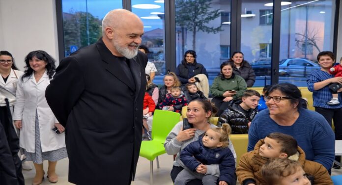 Rama: shërbimi shëndetësor do modernizohet, do të futet inteligjenca artificiale në trajtimin e pacientëve Kryeministri Edi Rama, i shoqëruar nga ministrja e Shëndetësisë dhe Mirëqenies Sociale Evis Sala, zhvilloi një vizitë në Qendra Spitalore Universitare Nënë Tereza në Tiranë, ku u takua me mjekë, infermierë dhe pacientë.