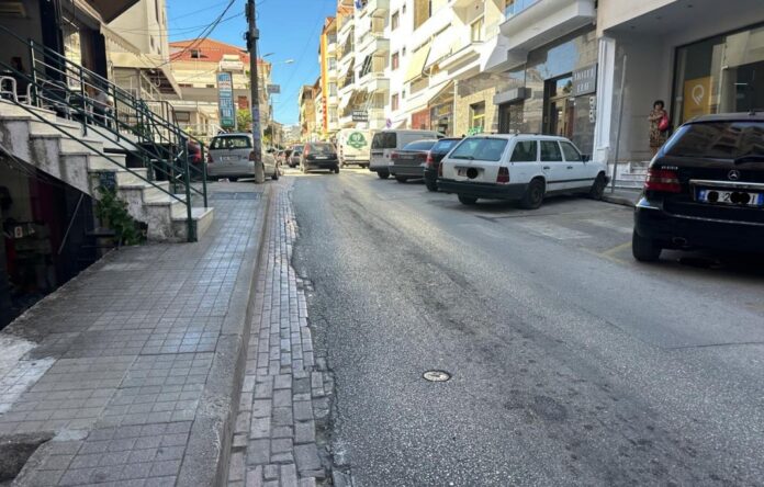 Tenderi 1.3 milion euro për punimet në Rrugën e Katërt: Në garë 2 kompani me oferta 97% dhe 98% të fondit limit Në procedurën e prokurimit publik me objekt “Rikualifikim trotuari, KUB-se, ndriçim dhe shtresave rrugore në rrugët ‘Onhezmi’ dhe ‘Lefter Talo’”