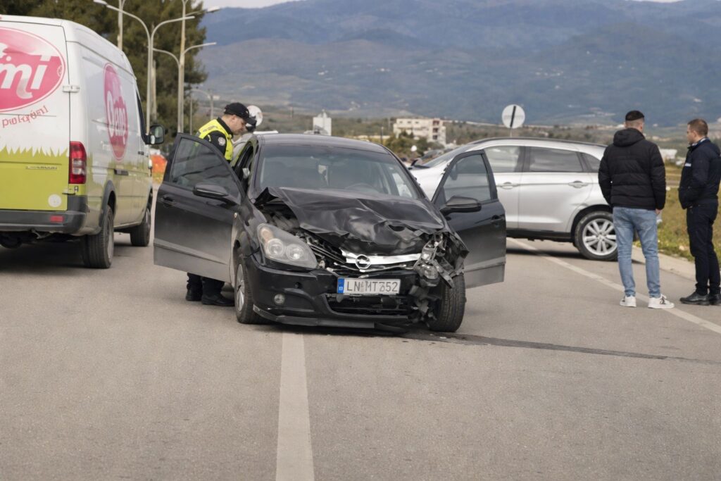 Aksident mes 2 mjetesh në rrugën e Vrionit, Policia po heton shkaqet
