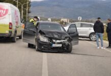 Aksident mes 2 mjetesh në rrugën e Vrionit, Policia po heton shkaqet Aksident mes 2 mjetesh në rrugën e Vrionit, Policia po heton shkaqet