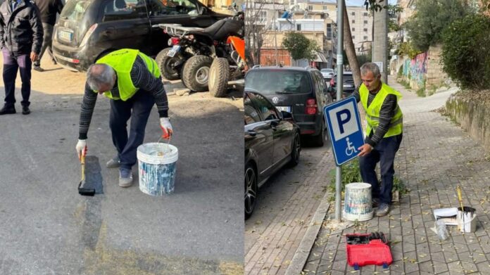 Hiqen sinjalistikat e parkimeve të zaptuara në Sarandë, aksion në disa rrugë të qytetit