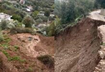 Rruga e shembur në Vllahat – një lagje mbetet e izoluar pas rrëshqitjes së tokës – VIDEO Rruga e shembur në Vllahat – një lagje mbetet e izoluar pas rrëshqitjes së tokës Një situatë e rëndë është regjistruar në fshatin Vllahat, ku një pjesë e rrugës së fshatit është shembur plotësisht pas reshjeve të shumta dhe rrëshqitjes së tokës. Nga pamjet e siguruara nga banorët, shihet një krater i madh i hapur në trupin e rrugës, duke e bërë të pamundur qarkullimin në këtë segment.