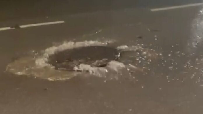 Vetëm 10 minuta reshje shiu kanë qenë të mjaftueshme që rruga e përfunduar pak para votimeve në Ksamil të përmbytet plotësisht. Ujërat kanë shpërthyer nga pusetat, duke e kthyer zonën në një vatër problemi për banorët dhe qarkullimin e mjeteve.