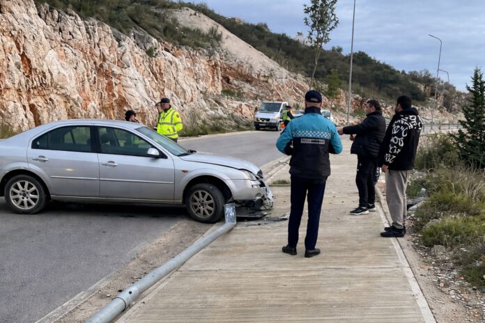Automjeti aksidentohet duke thyer shtyllën e ndriçimit, Policia Bashkiake vendos gjobë për dëmin Policia Bashkiake e Sarandës ka ndërhyrë pas një aksidenti rrugor të ndodhur në rrugën Karl Topia në Sarandë, ku një automjet është përplasur me një shtyllë të ndriçimit publik, duke e dëmtuar plotësisht atë.