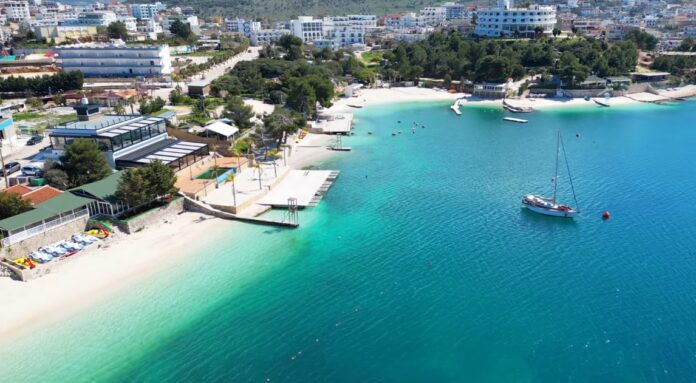 Qeveria vendos rregulla të reja: çmime tavan për çadrat në plazhe dhe masa ndëshkuese