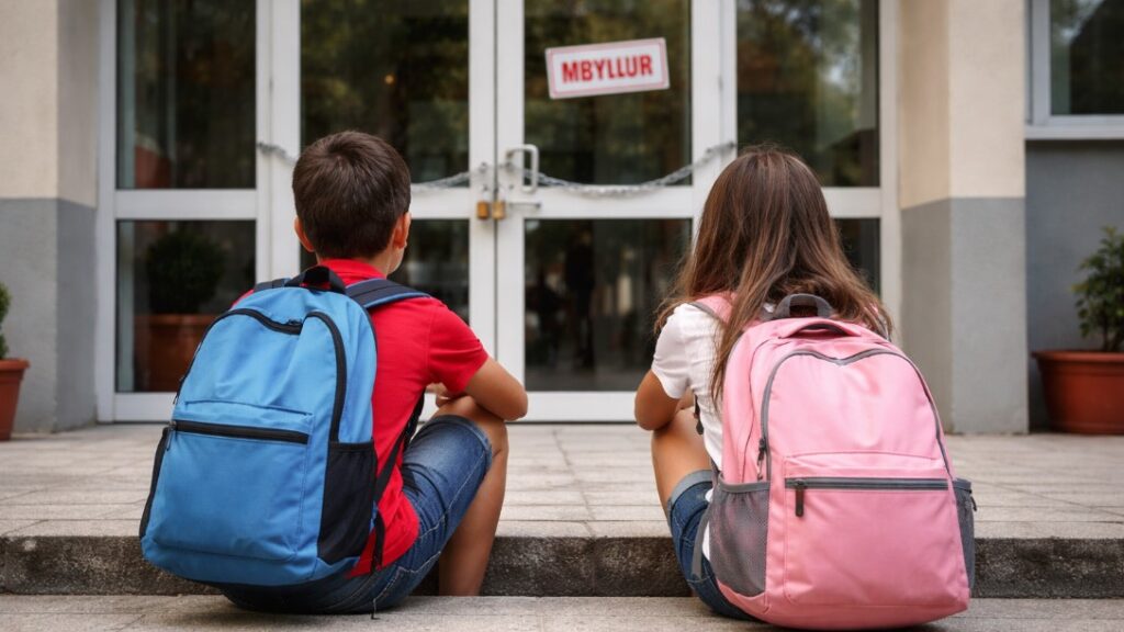 Dy fëmijë pa shkollë prej gjashtë muajsh në Sarandë, prindi kërkon zgjidhje urgjente Është e papranueshme që, nën justifikime burokratike dhe procedura të paqarta përmes sistemit e-Albania, dy fëmijë të mitur të mbeten gjashtë muaj pa shkollë në qytetin e Sarandës.